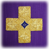Kreuz im Adventsparament der Hubertuskirche