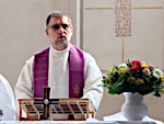 Diakon Markus Sellner am Altar